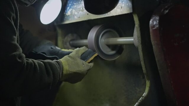 Zapatero reparando y confeccionando zapatos dentro de una f&aacute;brica