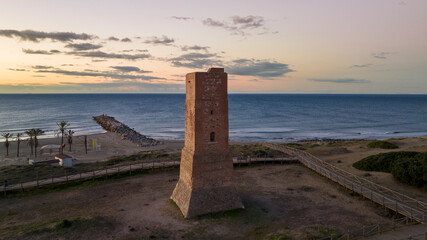 hermoso amanecer en la playa de Cabopino junto a torre ladrones, Marbella