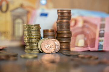 ensemble de pièces de monnaie et billets en euros