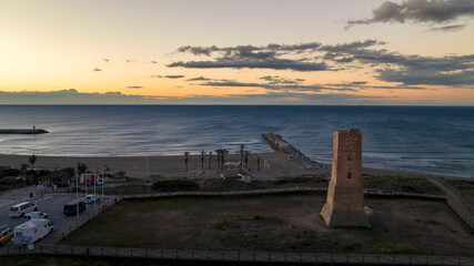 hermoso amanecer en la playa de Cabopino junto a torre ladrones, Marbella