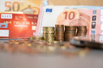 piles de pièces de monnaies en nickel et doré en euros, carte bleue et billets de banque