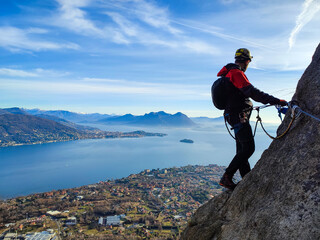 Fototapeta Coraggioso alpinista sulle spettacolari e difficili ferrate del Lago Maggiore (Italia) obraz