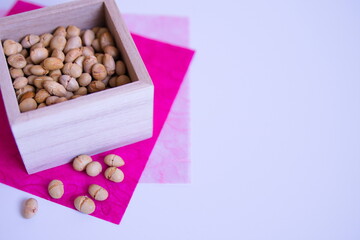 枡に入った豆と和紙の左寄りの写真