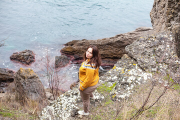 Naklejka premium A beautiful treveller girl walks and explores new places? admires the nature of the earth