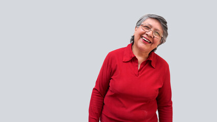 Mujer mayor con lentes sonriendo