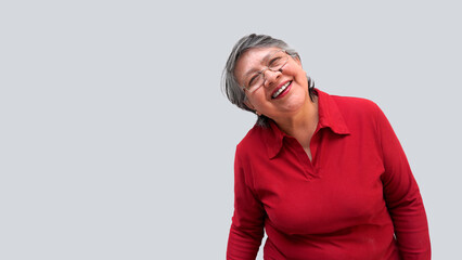 Mujer mayor latina sonriendo