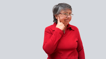 Mujer mayor latina preocupada pensando