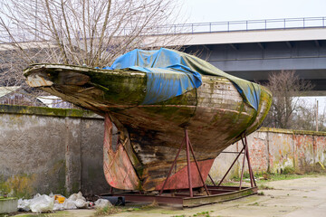 stara zniszczona łódź  - obrazy, fototapety, plakaty