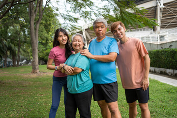 Obraz premium Healthy family group instructors workout in fresh air, and they rest and stand together after morning exercises in park. Outdoor activities, healthy lifestyle, strong bodies, fit figures, health care.