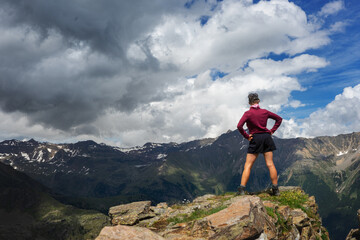 Obraz premium hiker on top of mountain
