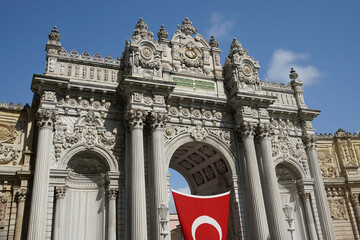 Fototapeta premium Gate of Dolmabahce Palace in Istanbul, Turkiye