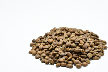 Cafe Guatemalteco en Grano, originario de la region de Huehuetenango, sobre un fondo blanco, espacio para texto al lado izaquierdo.