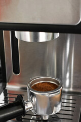 Cafe Molido en maquina para hacer un expreso.