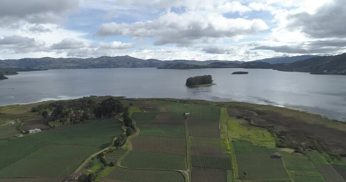 Panor&aacute;mica de cultivos lago de tota colombia 
