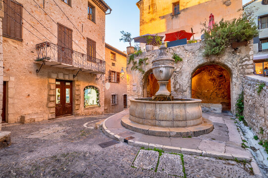 Fototapeta Famous fountain (La Grande Fontaine de 1850) at dusk in Saint Paul de Vence, Alpes-Maritimes, France