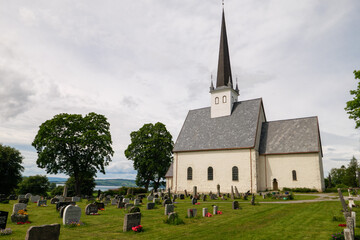 Fototapeta na wymiar Stange Kirke ist eine der ältesten mittelalterlichen Kirchen Norwegens .Es handelt sich um eine Langkirche aus dem Jahr 1250. Gesehen kurz vor Hamar auf dem Pilgerweg St. Olavsweg Oslo - Trondheim.