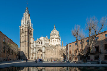 Fototapeta na wymiar Facade of the cathedral of Toledo, Spain with reflection in the water of a decorative fountain