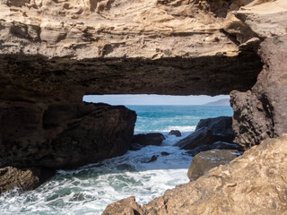 Obraz premium Natural bridge in Puntaguadalupe with waves