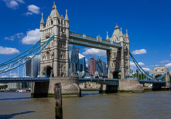 Fototapeta na wymiar The Tower Bridge in a summer morning