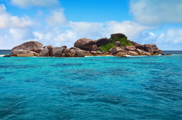 Fototapeta premium Paradise landscapes of emerald and turquoise water and impressive rocks of the Similan Islands in Thailand