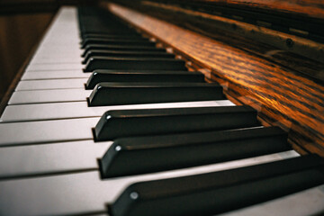 Fototapeta na wymiar Closeup of a beautiful brown piano in the living room.