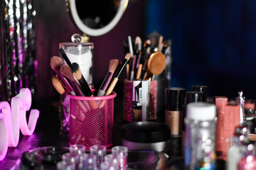 maquillaje, brillos y brochas makeup