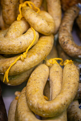 Butiffara de huevo (botifarra d'ou) en el mostrador de embutidos de una tienda