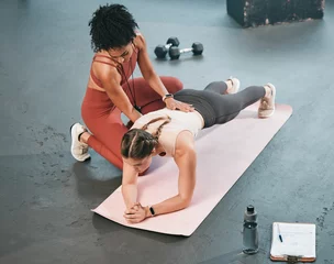  Fitness, plank or personal trainer coaching woman in training, exercise or workout at gym club. Women, helping or healthy sports athlete exercising with instructor for progress, support or motivation © Delcio/peopleimages.com