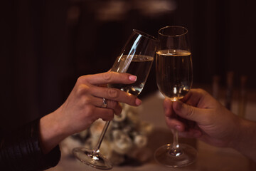 Lamas personalizadas para cocina con tu foto Two glasses with sparkling champagne wine in hands, concept for holiday, bokeh, in a restaurant. Romantic dinner. Man and woman are holding glasses of champagne. Concept for Valentine's day or date
