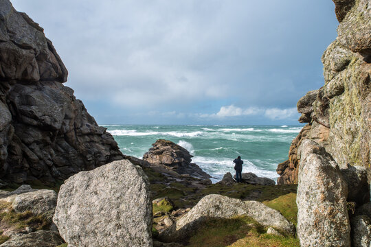 Photographe devant la mer d&eacute;cha&icirc;n&eacute;e