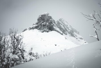 Obraz premium Montagne sous la neige en France