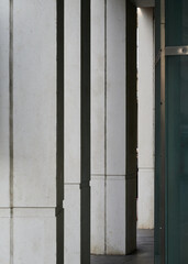 Obraz na płótnie Canvas Patterns made on modern building columns in sunshine