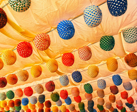 Fiesta y alegría. Farolillos de colores en el interior de una caseta de la Feria de Sevilla, Andalucía, España