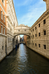 Obraz premium The Bridge of Sighs connects the New Prison to the interrogation rooms in the Doge's Palace. Its name comes from the sighs of the prisoners who crossed it, Venice, Italy