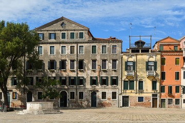 Fototapeta premium Campo San Polo square with the old octagonal well, San Polo sestiere, Venice, Veneto, Italy