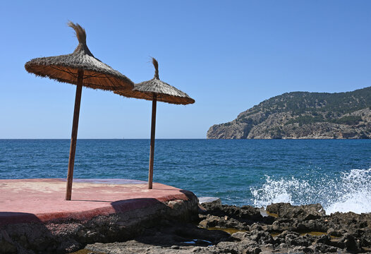 Sonnenschirm aus Palmwedeln am Strand auf Mallorca