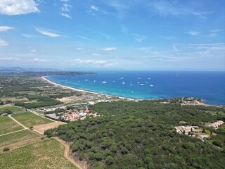 Vue aérienne d'un paysage de la côte d'azur dans le sud de la France - 564014436