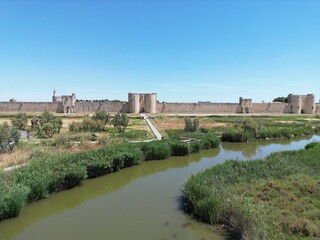 Vue aérienne de la ville d'Aigues mortes et ses salins colorés