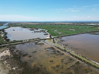 Vue aérienne de la Petite Camargue dans le Gard, sud de la France, avec la Tour Carbonnière