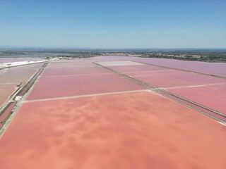 Vue aérienne de bassins de décantation d'un salin avec ses eaux multicolores