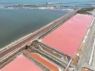 Vue aérienne de bassins de décantation d'un salin avec ses eaux multicolores - 564020028