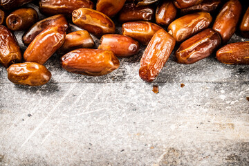 A pile of ripe dates on the table. 