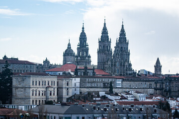 Obraz premium Catedral de Santiago viasta a distancia em dia de iverno e muita nevoa. Santiago da Compostela, Galicia Espanha.