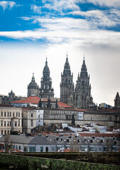 Fototapeta premium Catedral de Santiago viasta a distancia em dia de iverno e muita nevoa. Santiago da Compostela, Galicia Espanha.
