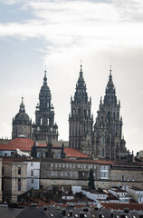 Fototapeta na wymiar Catedral de Santiago viasta a distancia em dia de iverno e muita nevoa. Santiago da Compostela, Galicia Espanha.