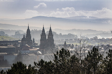 Fototapeta na wymiar Catedral de Santiago viasta a distancia em dia de iverno e muita nevoa. Santiago da Compostela, Galicia Espanha.
