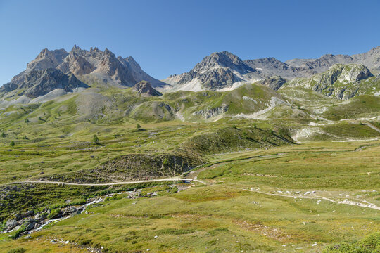 Randonn&eacute;e au sommet du Mont Thabor dans les Alpes fran&ccedil;aises en &eacute;t&eacute; 
