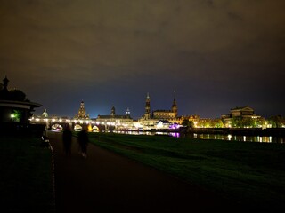 Obraz premium Dresdener Elbufer bei Nacht