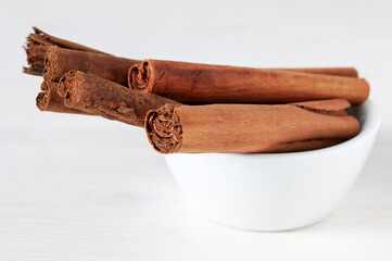 Ceylon-Zimt in einem Porzellanschälchen
