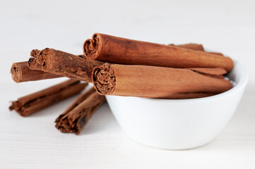 Ceylon-Zimt in einem Porzellanschälchen